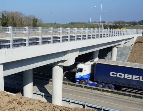 1er parapet de pont en aluminium à haut confinement construit selon EN1317